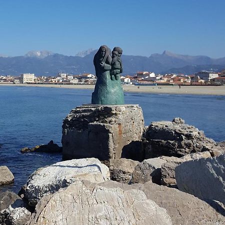 Hotel Sauro Viareggio Bagian luar foto
